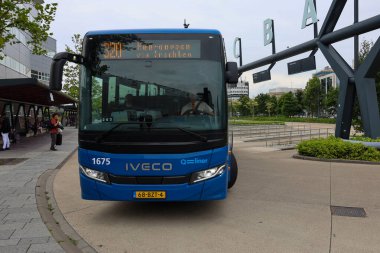 Blue Qliner hızlı Qbuzz otobüsü Hollanda 'daki Leeuwarden İstasyonu' ndaki Frisian Provence Friesland 'a gidiyor.