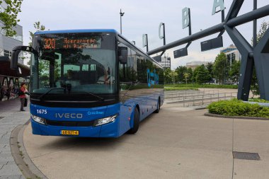 Blue Qliner hızlı Qbuzz otobüsü Hollanda 'daki Leeuwarden İstasyonu' ndaki Frisian Provence Friesland 'a gidiyor.