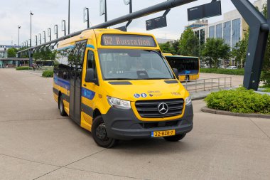 Küçük şehir otobüsü Qbuzz Hollanda 'daki Leeuwarden İstasyonu' ndaki Friesland Kaynağı 'na doğru koşuyor.