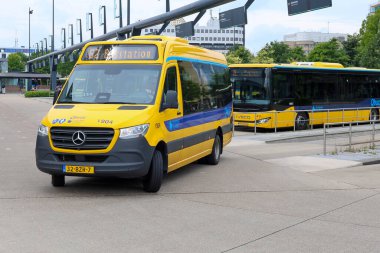 Küçük şehir otobüsü Qbuzz Hollanda 'daki Leeuwarden İstasyonu' ndaki Friesland Kaynağı 'na doğru koşuyor.