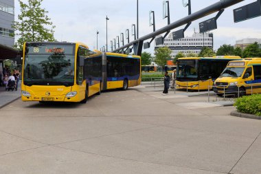 Sarı Qbuzz otobüsü Hollanda 'daki Leeuwarden İstasyonu' nda Frizya Kaynağı 'na doğru koşuyor.