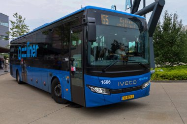 Blue Qliner hızlı Qbuzz otobüsü Hollanda 'daki Leeuwarden İstasyonu' ndaki Frisian Provence Friesland 'a gidiyor.