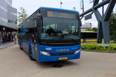 Blue Qliner hızlı Qbuzz otobüsü Hollanda 'daki Leeuwarden İstasyonu' ndaki Frisian Provence Friesland 'a gidiyor.