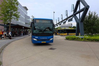 Blue Qliner hızlı Qbuzz otobüsü Hollanda 'daki Leeuwarden İstasyonu' ndaki Frisian Provence Friesland 'a gidiyor.