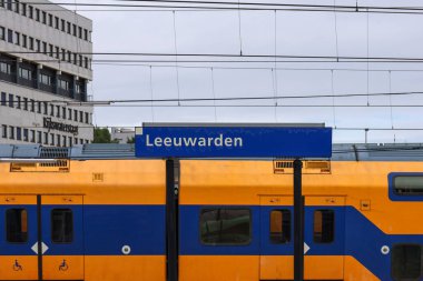 Hollanda 'daki Leeuwarden tren istasyonunda NS şehirlerarası tren durağı.
