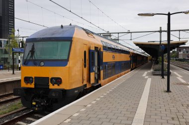 Hollanda 'daki Leeuwarden tren istasyonunda NS şehirlerarası tren durağı.