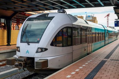 Stadler bölgesel banliyö treni Hollanda 'daki Groningen tren istasyonunda Arriva platformu boyunca ilerliyor.