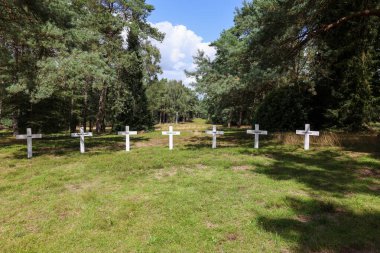 Batı Endonezya 'da ölen askerleri ve sivilleri hatırlamak için Loenen sahasında haçlar.