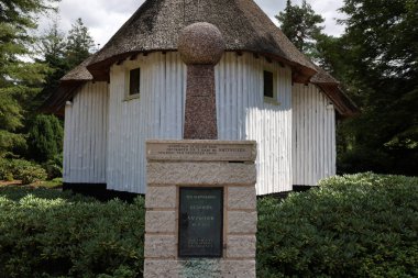 Loenen sahasındaki kilisede şehit düşmüş askerler ve direniş kahramanları Hollanda 'da gömülüdür.