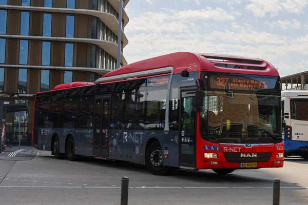 Amsterdam, Hollanda - 12 Ağustos 2025 - Amsterdam Amstel İstasyonu 'ndaki Keolis Bölgesel otobüsü