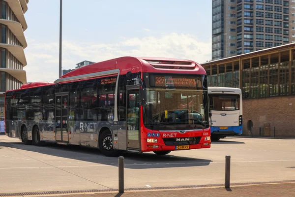 Amsterdam, Hollanda - 12 Ağustos 2025 - Amsterdam Amstel İstasyonu 'ndaki Keolis Bölgesel otobüsü