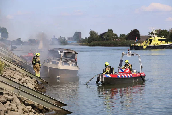 İtfaiye, Hollandsche IJssel 'de itfaiye teknelerinin kullanıldığı bir yat dolusu ateşe tutulmuş durumda.