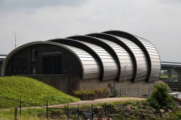 Ramspol ya da Ramspolkering 'deki körükler Noordoostpolder' daki son derece büyük bir şişirilebilir fırtına dalgalanması bariyeridir.