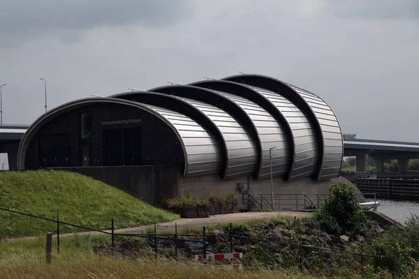 Ramspol ya da Ramspolkering 'deki körükler Noordoostpolder' daki son derece büyük bir şişirilebilir fırtına dalgalanması bariyeridir.