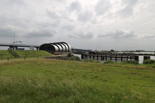 Ramspol ya da Ramspolkering 'deki körükler Noordoostpolder' daki son derece büyük bir şişirilebilir fırtına dalgalanması bariyeridir.