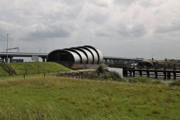 Ramspol ya da Ramspolkering 'deki körükler Noordoostpolder' daki son derece büyük bir şişirilebilir fırtına dalgalanması bariyeridir.