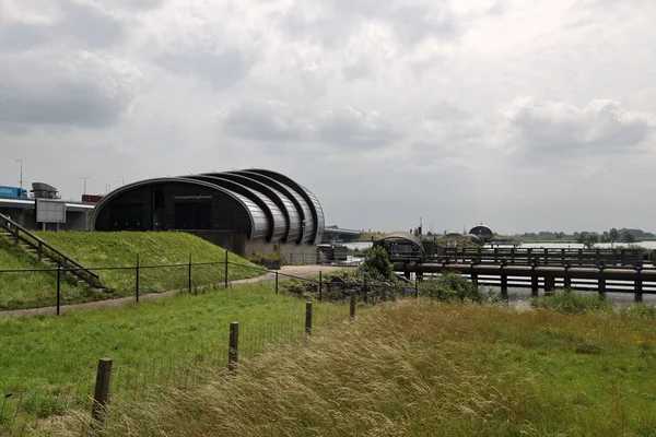 Ramspol ya da Ramspolkering 'deki körükler Noordoostpolder' daki son derece büyük bir şişirilebilir fırtına dalgalanması bariyeridir.