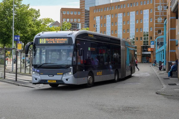 Yerel ve bölgesel otobüsler Qbuzz tarafından Hollanda 'daki Groningen Hoofdstation' da işletiliyor.