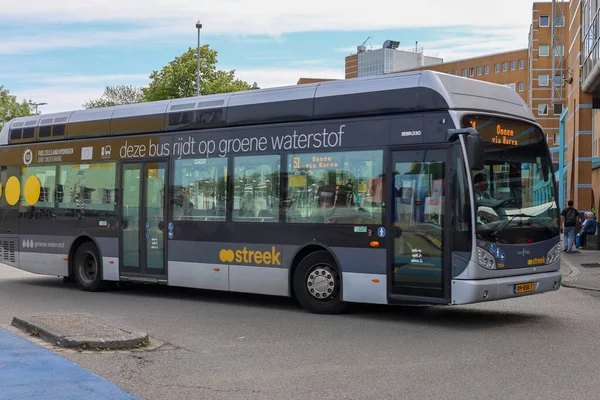 Yerel ve bölgesel otobüsler Qbuzz tarafından Hollanda 'daki Groningen Hoofdstation' da işletiliyor.