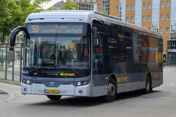 Yerel ve bölgesel otobüsler Qbuzz tarafından Hollanda 'daki Groningen Hoofdstation' da işletiliyor.