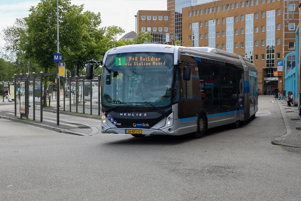 Yerel ve bölgesel otobüsler Qbuzz tarafından Hollanda 'daki Groningen Hoofdstation' da işletiliyor.