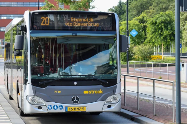 Bölgesel otobüs Assen istasyonunda Qbuzz tarafından işletiliyor Hollanda 'daki daha küçük köylere nakledilmek üzere.