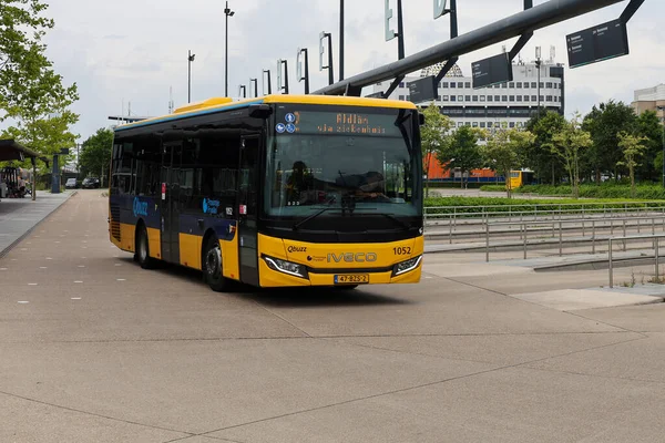 Sarı Qbuzz otobüsü Hollanda 'daki Leeuwarden İstasyonu' nda Frizya Kaynağı 'na doğru koşuyor.