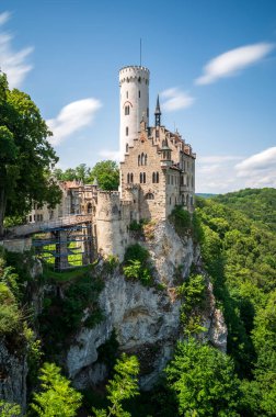 Güneşli bir günde Lichtenstein Şatosu 'nun manzarası