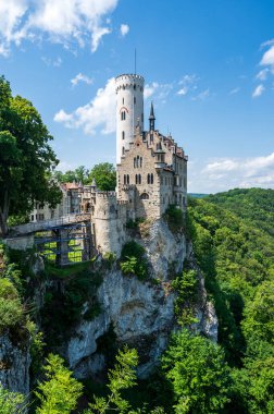 Güneşli bir günde Lichtenstein Şatosu 'nun manzarası