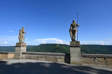 Hohenzollern Kalesi 'nden Zellerhorn tepesinde iki heykeliyle