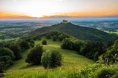 Gün batımında Zellernhorn tepesinden Hohenzollern kalesinin manzarası güzelmiş.