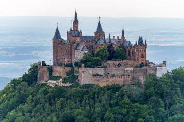 Güneş batarken tepeden Hohenzollern kalesinin manzarası güzelmiş Zellernhorn.