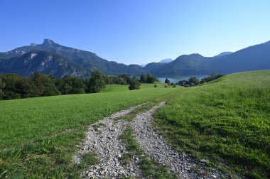 Salzburg yakınlarındaki Mondsee Gölü 'ne giden çakıl yolu Schafberg Dağı' yla.