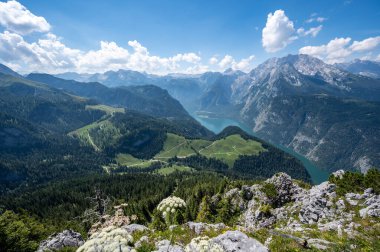 Berchtesgaden 'deki Jenner Dağı' ndan Koenigssee Gölü 'nün manzarası güneşli bir günde