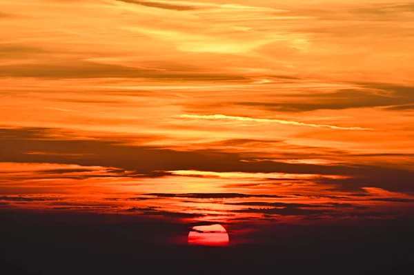 Крупный План Заходящего Солнца Частично Облаками — стоковое фото