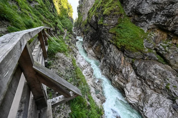 Avusturya 'da Gollinger şelalesi yakınlarındaki Lammerklamm vadisinden geçen yol