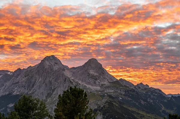 Orange Clouds Sunset Alps Looks Sky Fire View Mountains Alpsitze — Stock Photo, Image