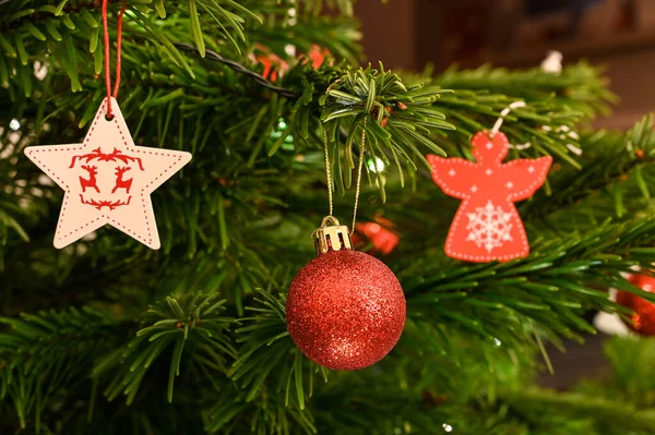 Різдвяна Ялинка Декоративними Прикрасами Валізою Вогнями — стокове фото