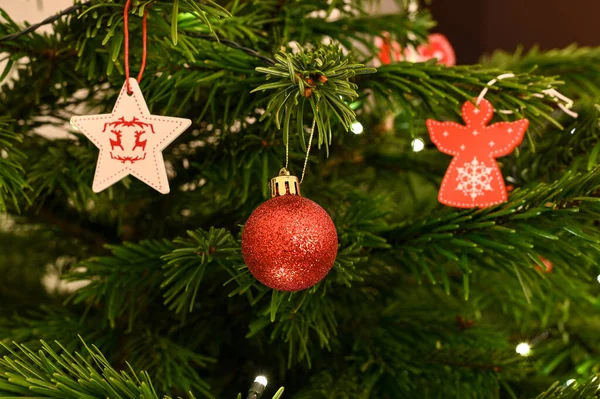Ein Weihnachtsbaum Mit Dekorationsschmuck Christbaumkugel Und Lichter — Stockfoto