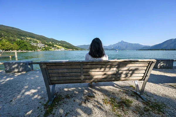 Žena Sedí Lavičce Dívá Jezero Mondsee Rakousku Stock Fotografie