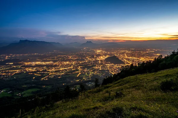 Άποψη Του Φωτισμένου Σάλτσμπουργκ Από Βουνό Gaisberg Μετά Ηλιοβασίλεμα Royalty Free Εικόνες Αρχείου