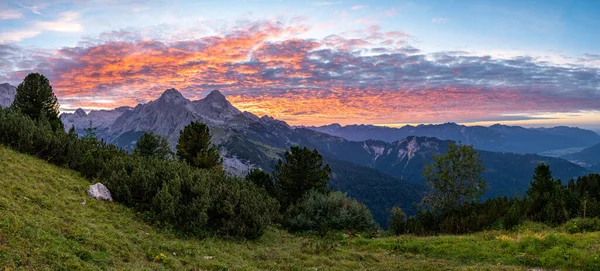 Panorama Oranžových Mraků Západu Slunce Alpách Vypadá Jako Obloha Hořela Stock Obrázky
