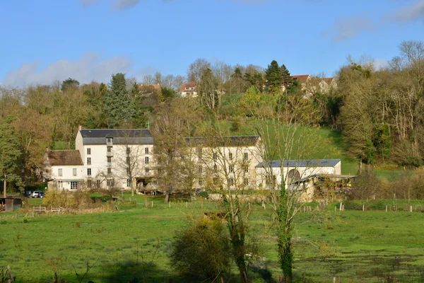 Francia, il pittoresco villaggio di Gaillon sur Montcient — Foto Stock