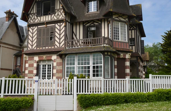 Normandie, la pintoresca ciudad de Cabourg en verano — Foto de Stock