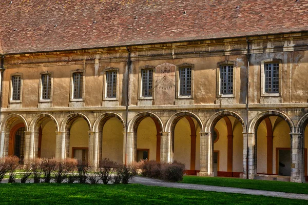 Francie, malebné město Cluny v Saone et Loire — Stock fotografie