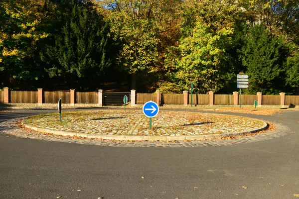 Frankreich, ein Kreisverkehr in la roche guyon — Stockfoto