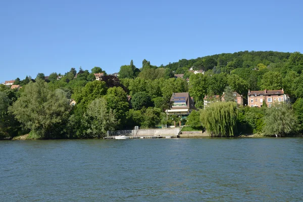 Francie, malebné město triel sur seine — Stock fotografie