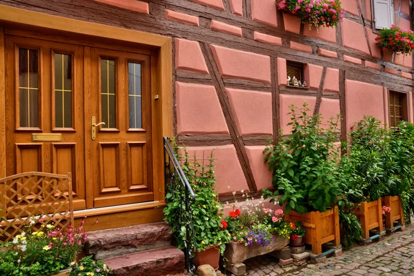 法国，风景如画的村庄 Eguisheim 在阿尔萨斯 — 图库照片