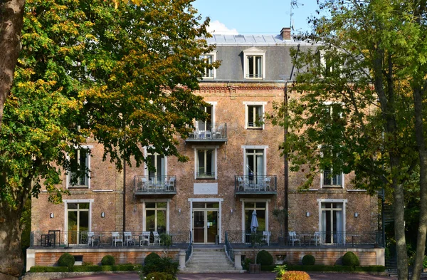 Francia, el pintoresco pueblo de Saint Lambert des Bois — Foto de Stock