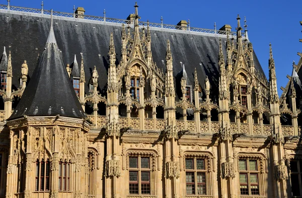 Francia; el pintoresco tribunal de Rouen en Seine Maritime — Foto de Stock